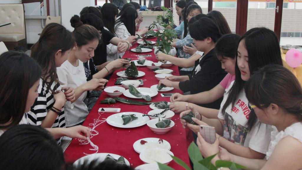95后大学生包粽子 感受端午传统文化