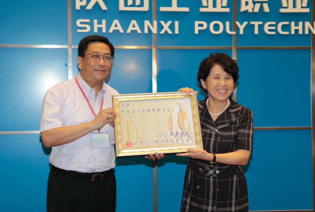 省中华职教社主任李冬玉与研习营团长郑又平代表双方互赠纪念品