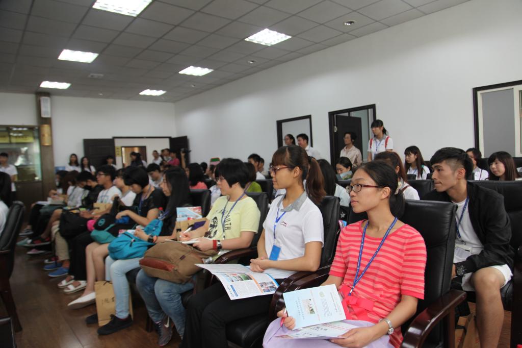 全体营员聆听了雷涛先生的讲座